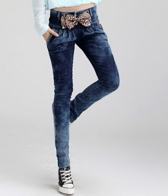 Зауженные джинсы с леопардовыми вставками на карманах и с леопардовым бантом на поясе
