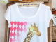 Белая футболка в ассортименте четыре вида милых принта: котенок, жираф, туфли, жираф с девочкой. Маленький размер